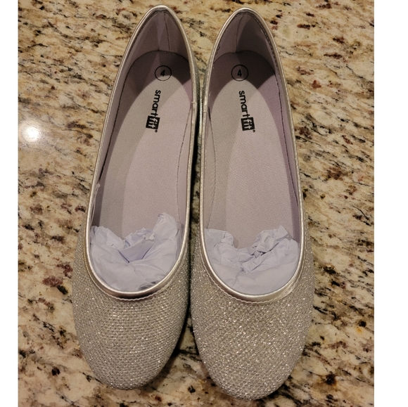New! Smart Fit Chelsea Silver Ballet Flats - Picture 4 of 9